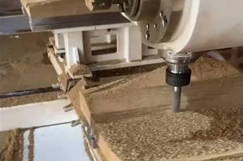 Centre d’usinage CNC 5 axes à 2 têtes et 2 canaux d’usinage