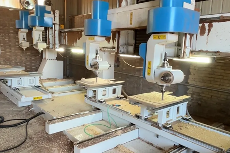 Centre d’usinage CNC 5 axes à 4 têtes et 2 canaux d’usinage