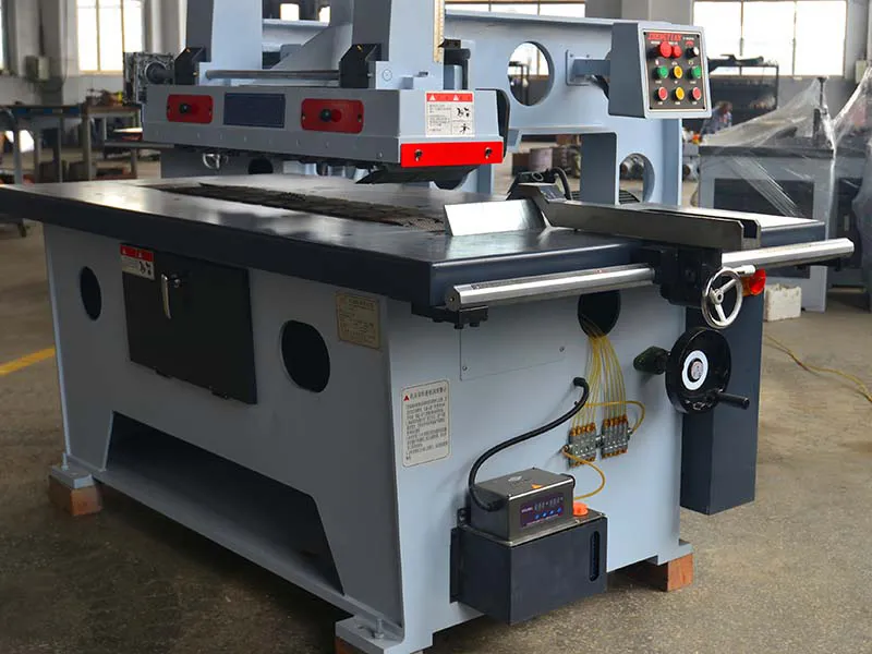 CNC Scie à déligner pour coupes droites
