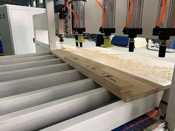 Machine de sciage et de découpe